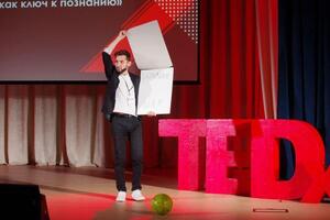 Начало выступления на международной конференции TEDx — Александр Тепляков