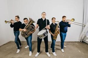 Кто мы? Мы - Another Brass Band! Наш Брасс-бэнд - стильный и универсальный коллектив для мероприятий любой тематики... — Another Brass Band