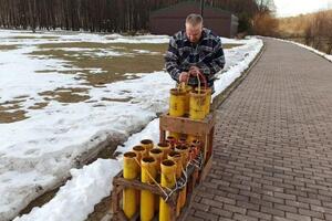 ВЫСОТНЫЙ САЛЮТ: ; Пусковые установки (мортиры) и профессиональные пиротехнические изделия (высотные шары) крупного... — Сергей Волжин