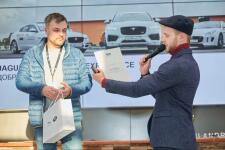 Jaguar Land Rover Day - великолепный праздник,хорошие люди, роскошные автомобили и приятная атмосфера, а что ещё нужно для запоминающегося мероприятия? Ах,да соответсвующий ведущий . Все участники, а их порядка 100 человек, пройдя предварительный брифинг -инструктаж, отправились на 3 тест драйва: внедорожный, скоростное маневрирование и 