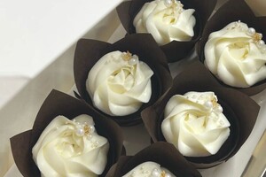 Александровна Алехина Аделина — Любимые капкейки <3; В ассортименте:; ~Лимонные капкейки с цитрусовым курдом и сливочным кремом; ~Шоколадные капкейки с... — Портфолио №1