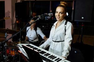 выступление на презентации новой BMW X5 Ставрополь — THE Dramaqueen girlsband