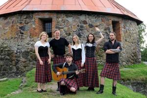 Группа в кельтских костюмах — Bee Celtic