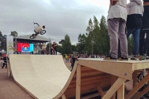 Экстрим-шоу от лучших спортсменов Санкт-Петербурга по велосипеду BMX — Street sport & ESA