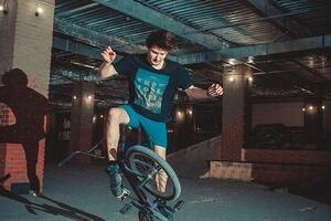 Показательные выступления на велосипеде bmx в стиле FLATLAND — Street sport & ESA