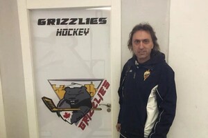 На IGLOO ICE ARENA в Гранаде (Испания). Возле раздевалки местной команды Granada grizzlies — Поляков Игорь Владимирович