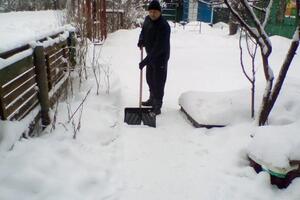 Зимой часто чищу снег, для клиентов, для друзей, кто мне всегда помогает, когда если много снега, что не пройти. — Рахматов Голибджон Махмадулоевич