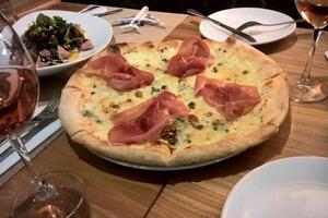 pizza bianca con prosciutto — Росси Луиджи