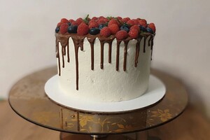 Косумова Юлия Александровна — Бисквитный торт с декором из ягод — Портфолио №6