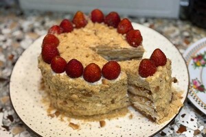 Косумова Юлия Александровна — Ароматные медовые коржи, сметанный крем и ягодная конфи по желанию) — Портфолио №8