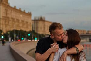 Love story Галины и Жени. Лето, Москва, набережная) Помощь с позированием, настроем) — Купряхина Татьяна Андреевна