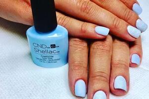 Классический маникюр. Покрытие Shellac CND. Стемпинг белый на голубом. Нежное, неброское сочетание — Кузнецова Наталья Анатольевна