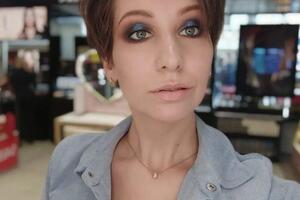 Макияж smoky eyes, выполненный в темно-синих оттенках с бликом на подвижном веке и мягкой растушевкой в персиковый тон. — Шавелкина Евгения Игоревна