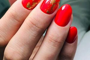 Величко Виктория Викторовна — Маникюр комбинированный.; Покрытие под кутикулу и дизайн фольга. — Портфолио №6