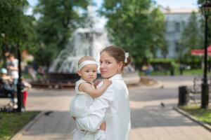 фотосессия молодой мамы с дочкой на улице — михнов алексей владимирович