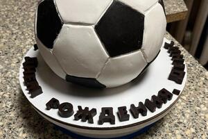 Торт Футбольный мяч, бисквит с ягодной начинкой, крем чизом, пластичный шоколад и мастика — Промкина Наталия Викторовна