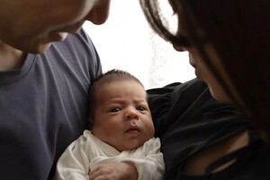 Абаза Анна Николаевна — Фотосессия новорождённого с родителями дома — Портфолио №13