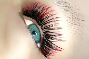 Арутюнова Наталья Андреевна — Наращивание ресниц, мокрый эффект. Изгиб С, кукла. Черно-красное омбре, красные лучи. — Портфолио №48