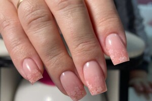 Чориева Наталья Сергеевна — Комбинированный маникюр. Дизайн выполнен в технике омбре 2 видами гелей, правильное построение архитектуры и опил формы — Портфолио №13