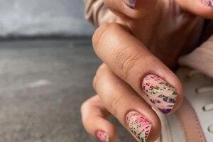 Эламик Ангелина Юрьевна — Комбинированный маникюр с дизайном на всех ногтях в технике Стемпинг, стоимость 2500руб — Портфолио №9