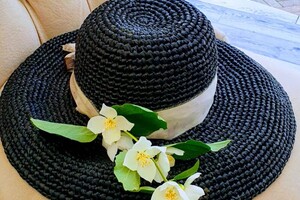 Мосенко Галина Викторовна — Вязаная шляпа из рафии с широкими полями \