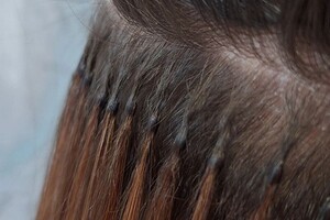 Скоробогатова Людмила Андреевна — Открытый ряд нарощенных волос с правильной оттяжкой от корня; Капсулки маленькие, гладкие, удобные — Портфолио №20