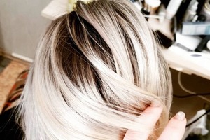 Total blonde с затемнением корней волос визуально создаёт дополнительный обьем и очень красивый рельеф волос. — Аникеич Анна Юрьевна