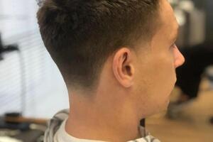 Taper Fade; Отличное сочетание классической стрижки с очень короткой длиной на висках и затылке — Леус Павел Львович