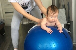 Упражнения на фитболе,подготовка к ползанию — Свиридова Елена Владимировна