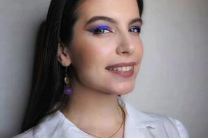 Color makeup с использованием цветных пигментов и растушеванных стрелочек — Данилина Елена Олеговна