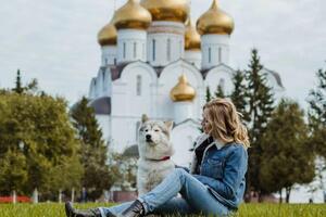 Фотосессия девушки с собакой на улице — Орлов Роман Михайлович