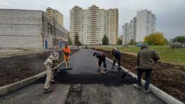 Разравнивание асфальта после подъема укладчика. — Гербов Владимир Витальевич