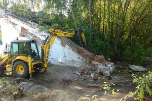 Демонтаж кирпичной стены при помощи гидромолота на базе экскаватора-погрузчика. — Грищук Сергей Васильевич