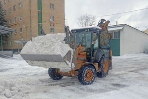 Убираю снег погрузчиком с челюстным ковшом до асфальта. На зимний период челюсть монтирую нож, который скребёт снег и... — Грищук Сергей Васильевич