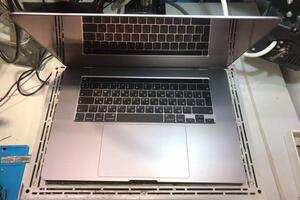 MacBook Pro 16. Залит водой, сушим на станции топкейс при 70 градусов, и компонентный ремонт платы — Королёв Тимур Константинович