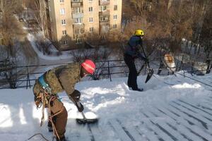 Уборка снега с кровли — Чагаев Дмитрий Олегович