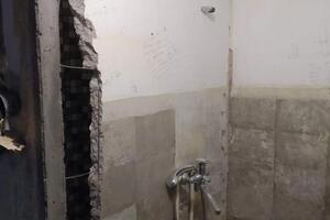 Эта стена разделяющая туалет и душевую, тоже демонтированна после... — Киселев Сергей Александрович