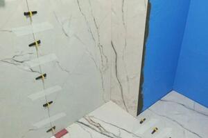 Облицовка керамогранитом стен в ванной с устройством подиума — Корнилов Иван Александрович