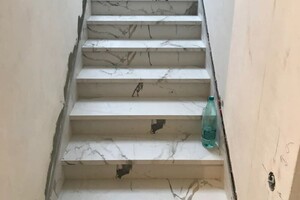 Бондаренко Денис Андреевич — Укладка ступеней из керамогранита склееного П- образно, с последующей укладкой подступенка и плинтуса — Портфолио №7