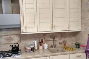 Глушко Вячеслав Викторович — Кухня из натурального дерева (стиль: прованс), столешница из искусственного камня с интегрированной мойкой — Портфолио №7