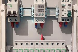 Компактный щит для однокомнатной квартиры. Защита от скачков напряжения и устройство защитного отключения. — Горковенко Александр Сергеевич