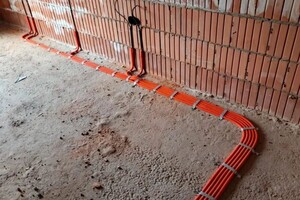 Гусаков Алексей Владимирович — Подвод по полу, к потребителю. В данном случае прикроватные розетки и проходные выключатели .под стяжку. — Портфолио №8