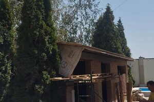 Кисиль Андрей Андреевич — Заложили лишние проемы, усилили проемы под будущие окна, подняли общую высоту, накрыли мягкой кровлей. — Портфолио №6