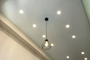 Милешин Александр Витальевич — Сатиновый натяжной потолок 14 точек и 1 люстра — Портфолио №8