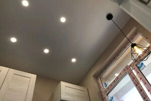 Милешин Александр Витальевич — Матовый натяжной потолок, установлено 5 точечных светильников и 1 люстра — Портфолио №9