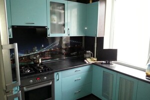 Мокроусов Олег Борисович — Кухня угловая. МДФ краска. Стеновая панель фотопечать. Подоконник продолжение столешницы. Скрыты радиаторы отопления — Портфолио №31