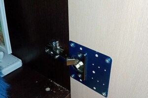 Власов Евгений Эдуардович — Ремонт дверцы шкафа. Вид изнутри. — Портфолио №6