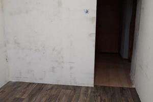 Выравнивание стен, устройство гипсокартоновой перегородки, замена проводки, выравнивание пола, укладка ламината. — Павлов Роман Александрович