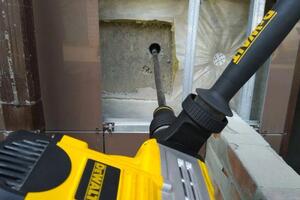 Перфоратор DeWalt с силой удара 12 Дж. Метровый проходной метровый бур Bosh диаметром 55 мм — Байрамуков Сергей Юрьевич