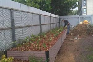 Устройство цветника и грядки из ДПК вдоль забора — Орешникова Мария Евгеньевна